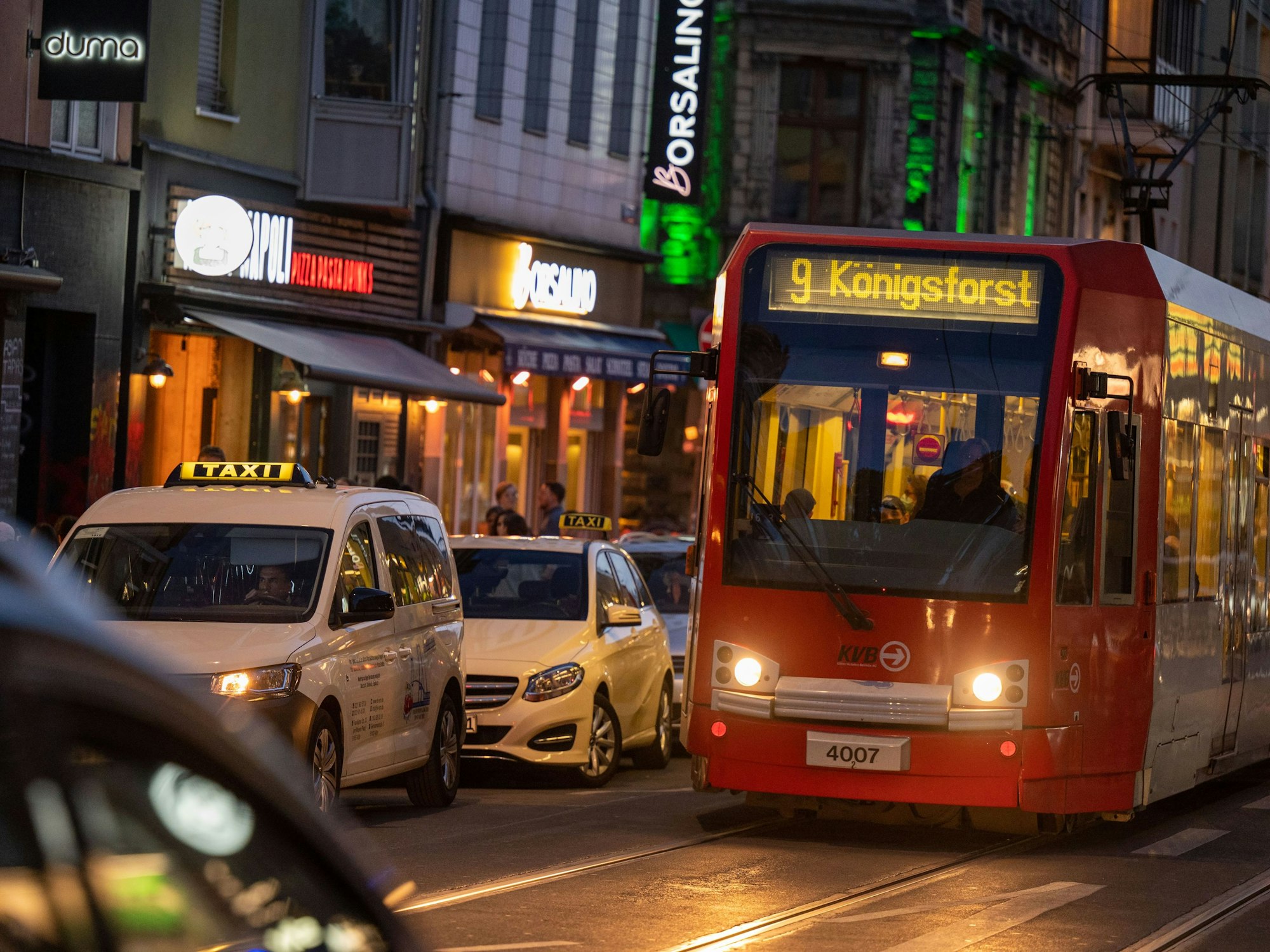 13.05.2022, Köln: In der Zülpicher Straße sind Taxis und Strassenbahnen unterwegs..  Foto: Uwe Weiser