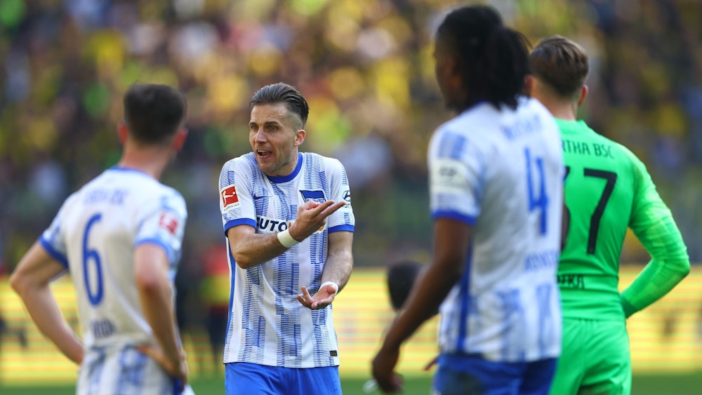 Peter Pekarik von Hertha BSC diskutiert nach der Niederlage bei Borussia Dortmund mit seinen Teamkollegen