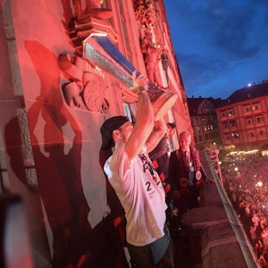 Am späten Donnerstagabend präsentiert Eintracht Frankfurt den Fans auf dem Römer den Pokal der Europa League.
