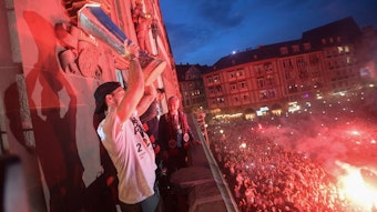 Am späten Donnerstagabend präsentiert Eintracht Frankfurt den Fans auf dem Römer den Pokal der Europa League.