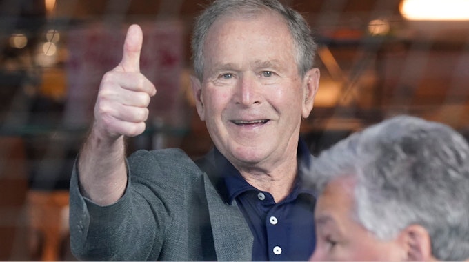 Der ehemalige US-Präsident George W. Bush (hier am 1. Mai bei einem Baseball-Spiel in Arlington, Texas, zu sehen) hat sich einen peinlichen Versprecher geleistet, als er über die Ukraine gesprochen hatte.