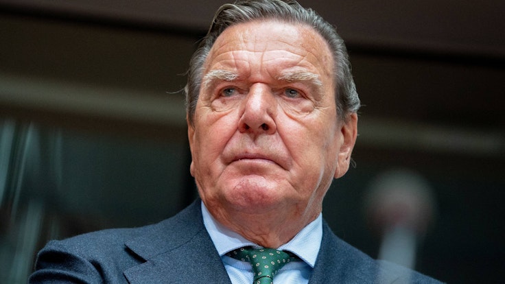 Altkanzler Gerhard Schröder, hier am 1. Juli 2020 im Wirtschaftsausschuss des Bundestags zum Pipeline-Projekt Nord Stream 2, verliert einen Teil seiner Privilegien.