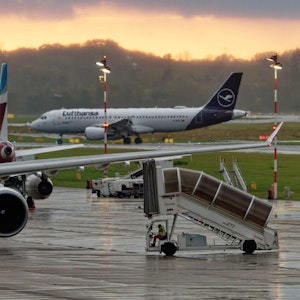Ein gerade gelandete Lufthansa Maschine rollt auf dem Flughafen Düsseldorf zu ihrer Parkposition.