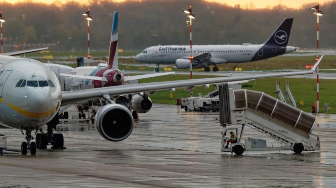 Ein gerade gelandete Lufthansa Maschine rollt auf dem Flughafen Düsseldorf zu ihrer Parkposition.