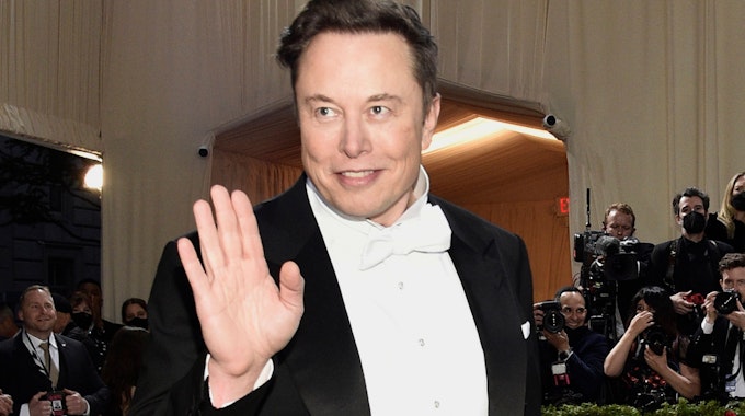 Elon Musk im Anzug bei einem Event am 2. Mai 2022 in Amerika.