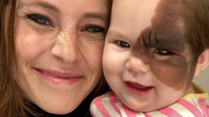 Nicole Hall postet mit ihrer kleinen Tochter Winry am 22. Oktober 2021 bei Instagram ein Foto.