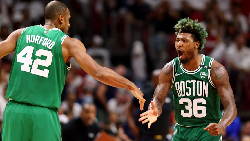 Al Horford (links) und Marcus Smart drehten in der Partie Boston Celtics gegen Miami Heat auf und klatschen beim Jubel ab.