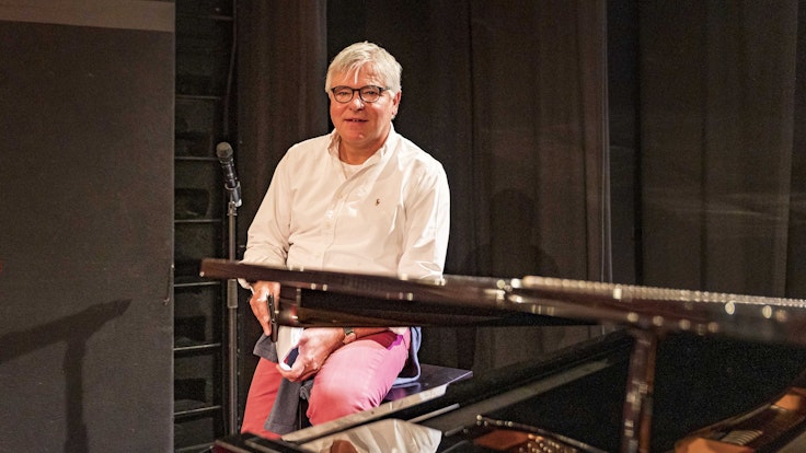 Axel Molinski, Geschäftsführer der Volksbühne am Rudolfplatz, sitzt am Klavier