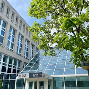 Das undatierte Bild zeigt das neue Gebäude des Kölner Ordnungsamtes in Junkersdorf.