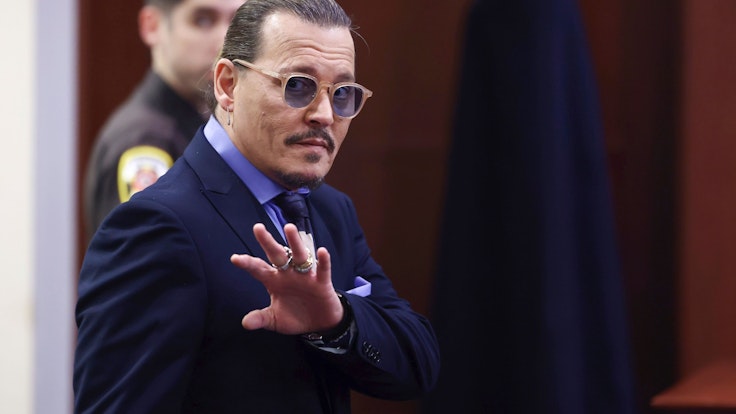 Johnny Depp verlässt den Gerichtssaal des Fairfax County Circuit Court für eine Pause am 5. Mai 2022.