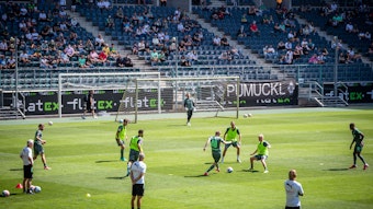 Trainingsauftakt bei Borussia Mönchengladbach: Auf diesem Foto vom 3. Juli 2021 ist die erste Vorbereitungseinheit der vergangenen Spielzeit zu sehen. Die Zuschauer verfolgen ein Trainingsspiel.