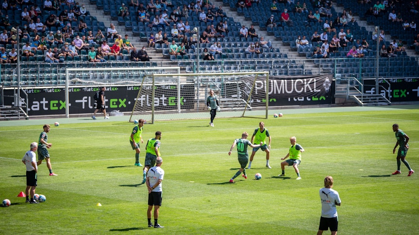 Trainingsauftakt bei Borussia Mönchengladbach: Auf diesem Foto vom 3. Juli 2021 ist die erste Vorbereitungseinheit der vergangenen Spielzeit zu sehen. Die Zuschauer verfolgen ein Trainingsspiel.