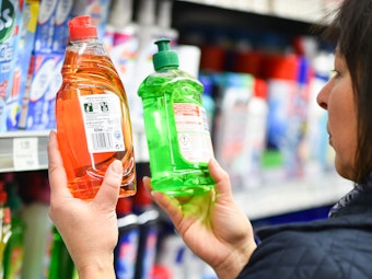 Welches Spülmittel ist das Beste? Diese Frage hat nun Stiftung Warentest beantwortet. Unser Foto zeigt eine Kundin, die in einem Supermarkt Spülmittel-Produkte vergleicht.