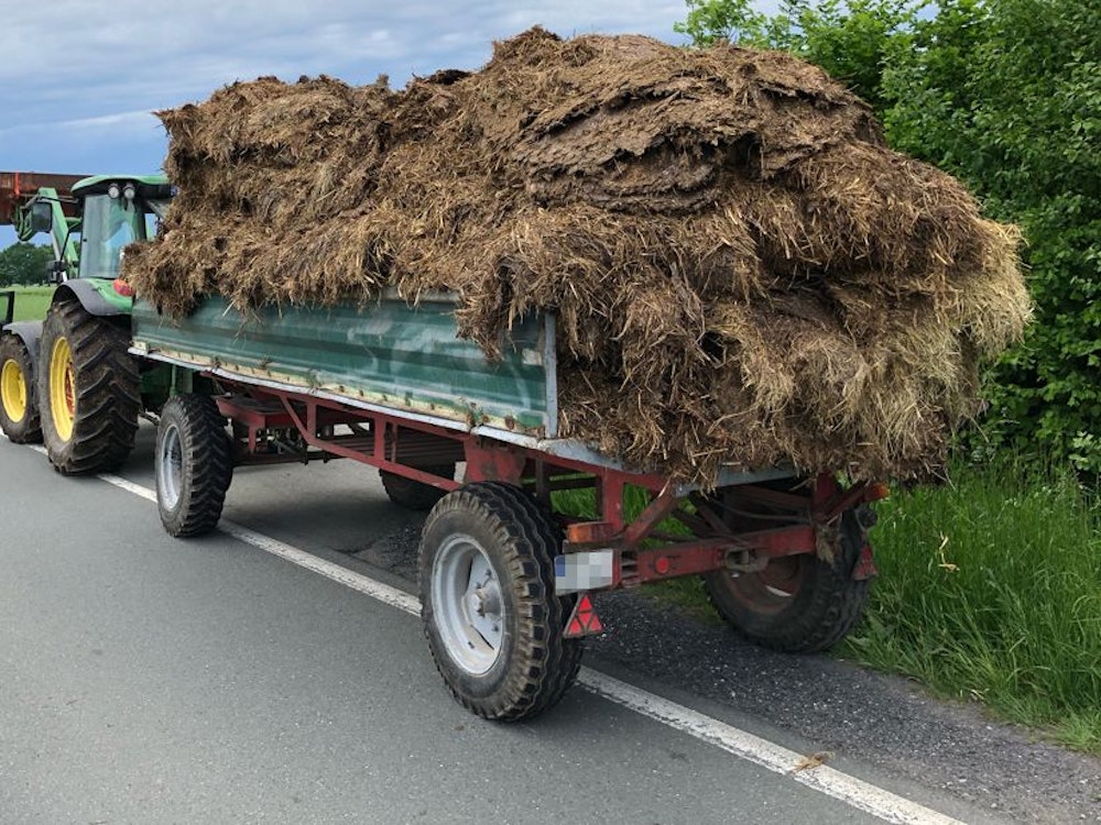 Ein mit Mist überladener Traktor wurde am Donnerstagnachmittag (19. Mai) von der Polizei Soest in der Nähe vom Möhnesee gestoppt.