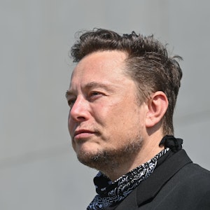 Elon Musk, Tesla-Chef, steht bei einem Pressetermin auf dem Gelände der Tesla Gigafactory.