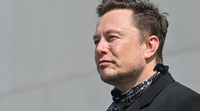 Elon Musk, Tesla-Chef, steht bei einem Pressetermin auf dem Gelände der Tesla Gigafactory.
