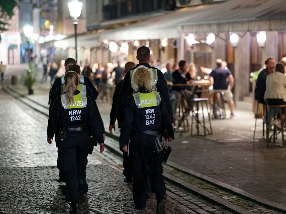 Polizeikräfte patrouillieren in der Düsseldorfer Altstadt.