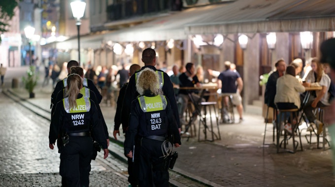 Einsatzkräfte der Polizei bei einem Rundgang in der Düsseldorfer Altstadt.