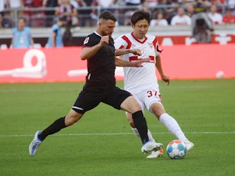 Salih Özcan vom 1. FC Köln im Zweikampf mit Hiroki Ito vom VfB Stuttgart.