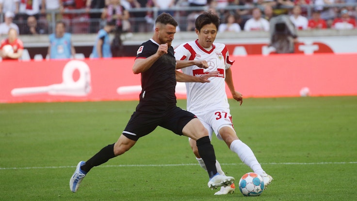 Salih Özcan vom 1. FC Köln im Zweikampf mit Hiroki Ito vom VfB Stuttgart.