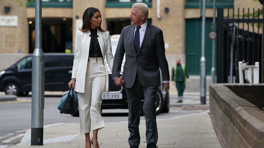 Boris Becker (r), ehemaliger Tennis-Profi aus Deutschland, kommt gemeinsam mit seiner Lebensgefährtin Lilian de Carvalho Monteiro zur Strafmaßverkündung in seinem Insolvenzverfahren am Southwark Crown Court an.