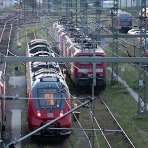 Züge der Deutschen Bahn (DB) stehen am Hauptbahnhof