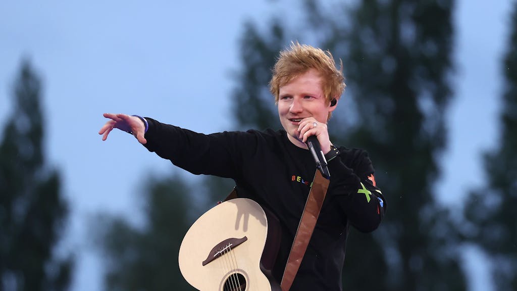 Musiker Ed Sheeran performt auf der Bühne am 12. Mai 2022.