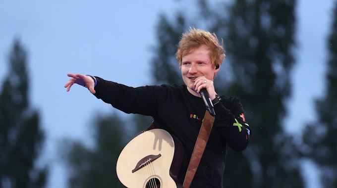 Musiker Ed Sheeran performt auf der Bühne am 12. Mai 2022.
