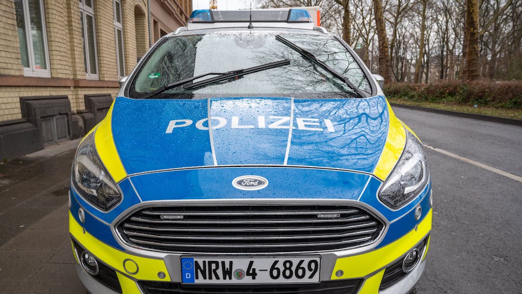 Symbolbild von einem blau-gelben Polizeiauto. 