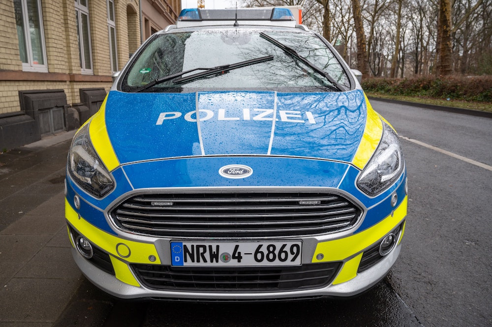 Symbolbild von einem blau-gelben Polizeiauto.