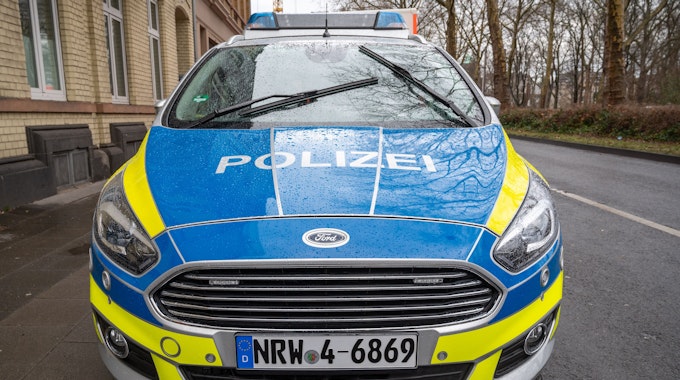 Symbolbild von einem blau-gelben Polizeiauto.