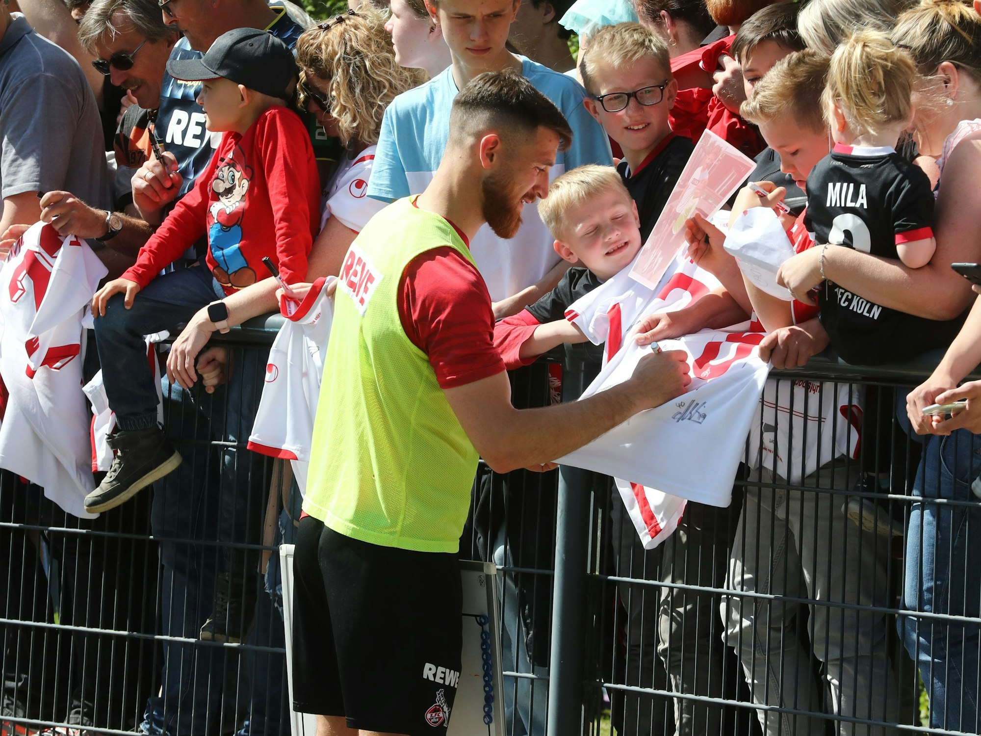 Salih Özcan nimmt sich nach dem Training des 1. FC Köln Zeit für die Fans.