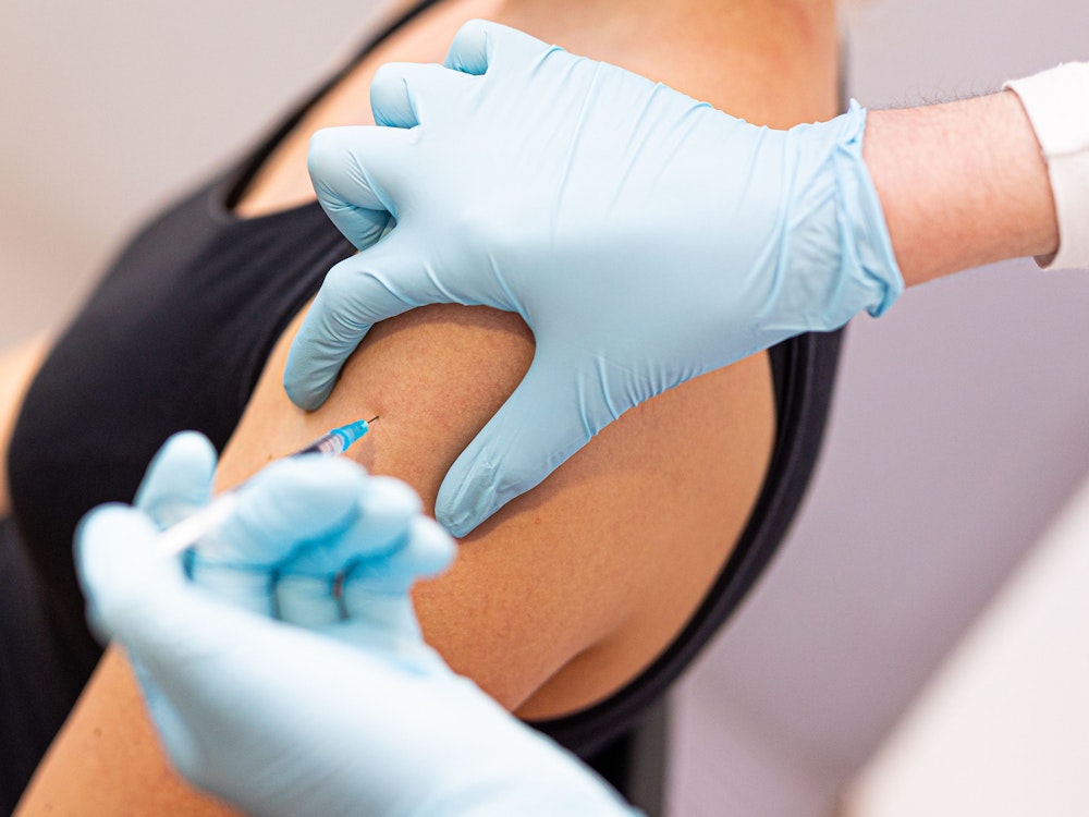 Am 1. Oktober 2022 ändern sich die Voraussetzungen beim Status „vollständig geimpft“. Das Symbolfoto zeigt eine Frau bei einer Impfaktion in Hannover am 22. Dezember 2021.