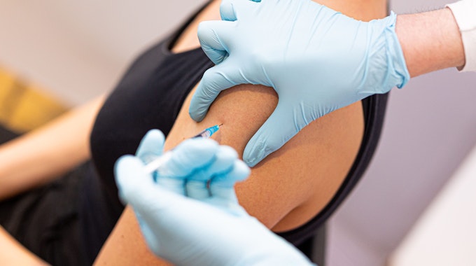 Am 1. Oktober 2022 ändern sich die Voraussetzungen beim Status „vollständig geimpft“. Das Symbolfoto zeigt eine Frau bei einer Impfaktion in Hannover am 22. Dezember 2021.