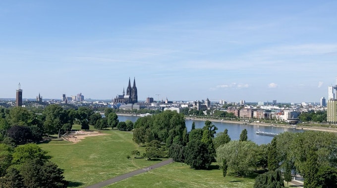 Der Blick auf den Rhein und den Dom.
