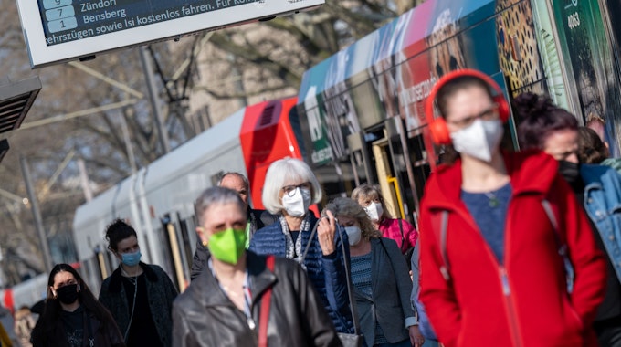 26.03.2022, Köln: Anzeigetafel und Straßenbahn am Neumarkt.. Das Bahn- und Busfahren ist an diesem Aktionstag der KVB kostenlos Foto: Uwe Weiser.