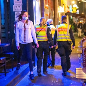 In der Zülpicher Straße kontrollieren Mitarbeiter des Ordnungsamtes Bars, Restaurants und Aussengastronomien auf die Einhaltung der Coronaregeln.