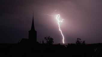 19.05.2022, Bayern, Rattelsdorf: Blitze entladen sich aus einer Gewitterwolke über der Ortschaft.