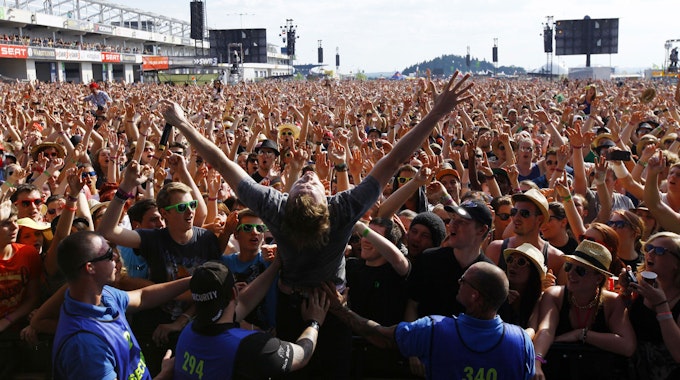 Das Symbolfoto zeigt die feiernde Menge bei dem Rockfestival „Rock am Ring“.