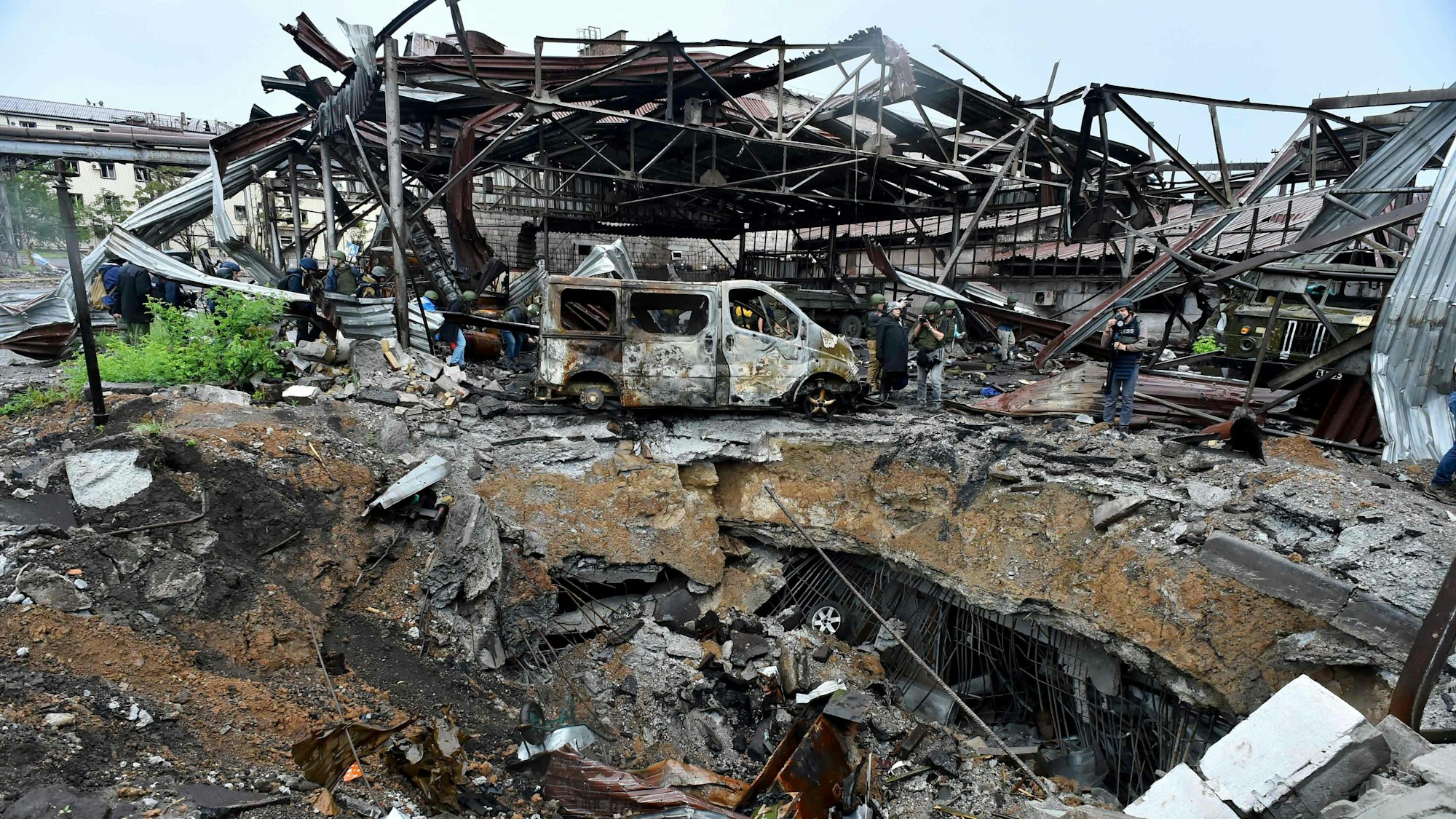 Blick auf den zerstörten Teil der Iljitsch-Eisen- und Stahlwerke in der ukrainischen Hafenstadt Mariupol am 18. Mai 2022 inmitten der andauernden russischen Militäraktion in der Ukraine. Jetzt (20. Mai) haben ukrainische Streitkämpfe den Kampf um Mariupol aufgegeben.