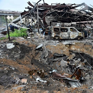 Blick auf den zerstörten Teil der Iljitsch-Eisen- und Stahlwerke in der ukrainischen Hafenstadt Mariupol am 18. Mai 2022 inmitten der andauernden russischen Militäraktion in der Ukraine. Jetzt (20. Mai) haben ukrainische Streitkämpfe den Kampf um Mariupol aufgegeben.