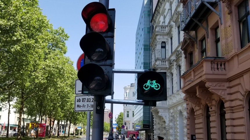Eine Ampel zeigt für den Autoverkehr rot – daneben leuchtet eine Fahrradampel grün.