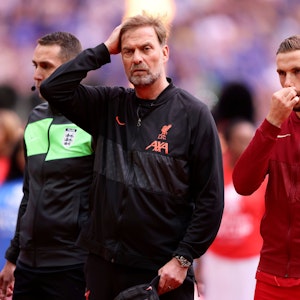 Anpsannung vor dem FA-Cup-Finale gegen den FC Chelsea im Wembley-Stadion: Jürgen Klopp und Jordan Henderson vom FC Liverpool.