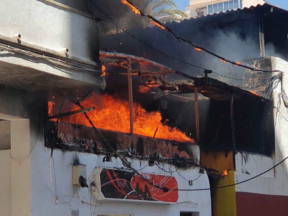 Das Restaurant „Why Not“ in der Nähe des Ballermanns steht in Flammen. Die Polizei hat auf Mallorca 13 deutsche Urlauber festgenommen, weil sie den Brand ausgelöst haben sollen.
