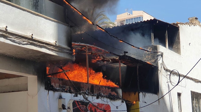 Das Restaurant „Why Not“ in der Nähe des Ballermanns steht in Flammen. Die Polizei hat auf Mallorca 13 deutsche Urlauber festgenommen, weil sie den Brand ausgelöst haben sollen.