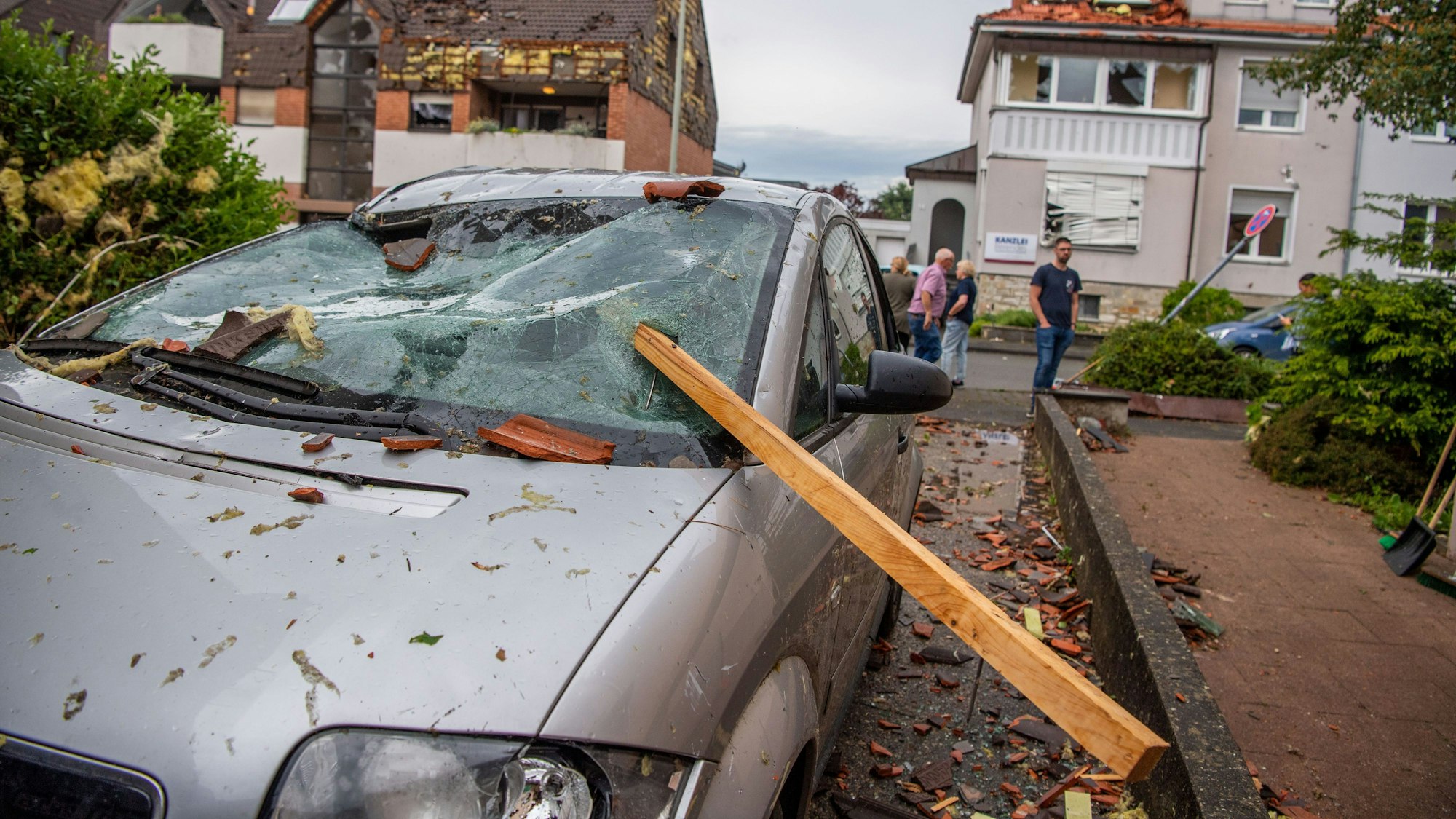Eine Dachlatte steckt am 20. Mai in der Windschutzscheibe eines parkenden Autos. Ein Unwetter hat auch in Paderborn große Schäden angerichtet.dpa