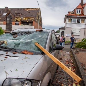 Eine Dachlatte steckt am 20. Mai in der Windschutzscheibe eines parkenden Autos. Ein Unwetter hat auch in Paderborn große Schäden angerichtet. dpa