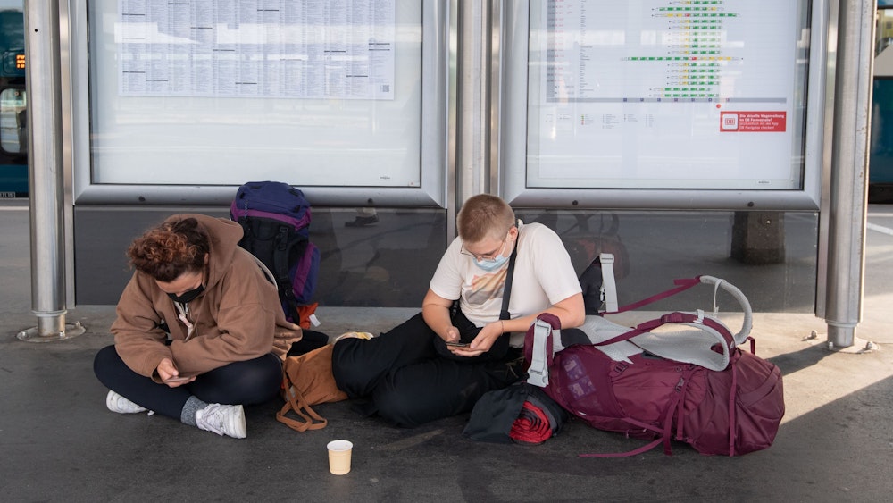 In Sachen Pünktlichkeit erlebt die Deutsche Bahn derzeit schlechte Wochen. Fraglich, ob sich das so schnell ändern wird. Das Archivfoto (2021) zeigt zwei wartende Frauen am Hauptbahnhof in Hannover.