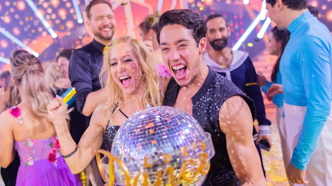 Rene Casselly und Kathrin Menzinger bejubeln am 20. Mai 2022 den „Let’s Dance“ Pokal.
