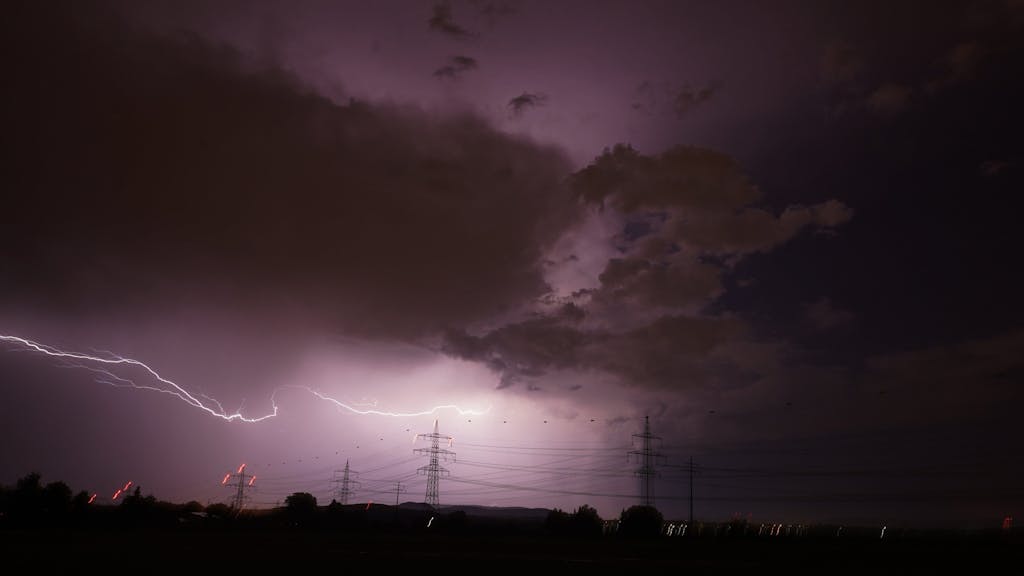 Blitze zucken am 20. Mai über dem Nachthimmel von Stuttgart. „Emmelinde“ hat für Chaos in zahlreichen Bundesländern gesorgt.